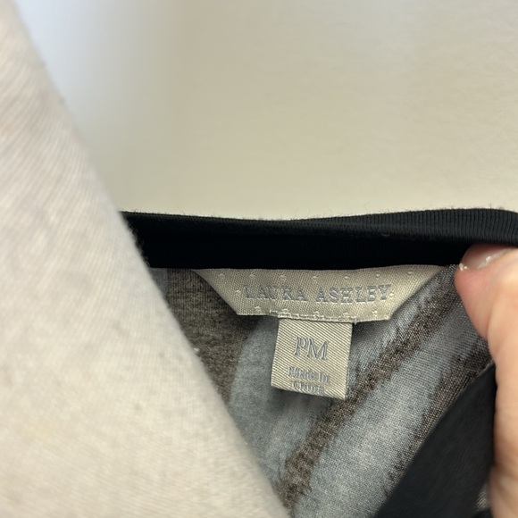 Laura Ashley Women’s Petite Medium Black and Gray Top - Picture 2 of 3